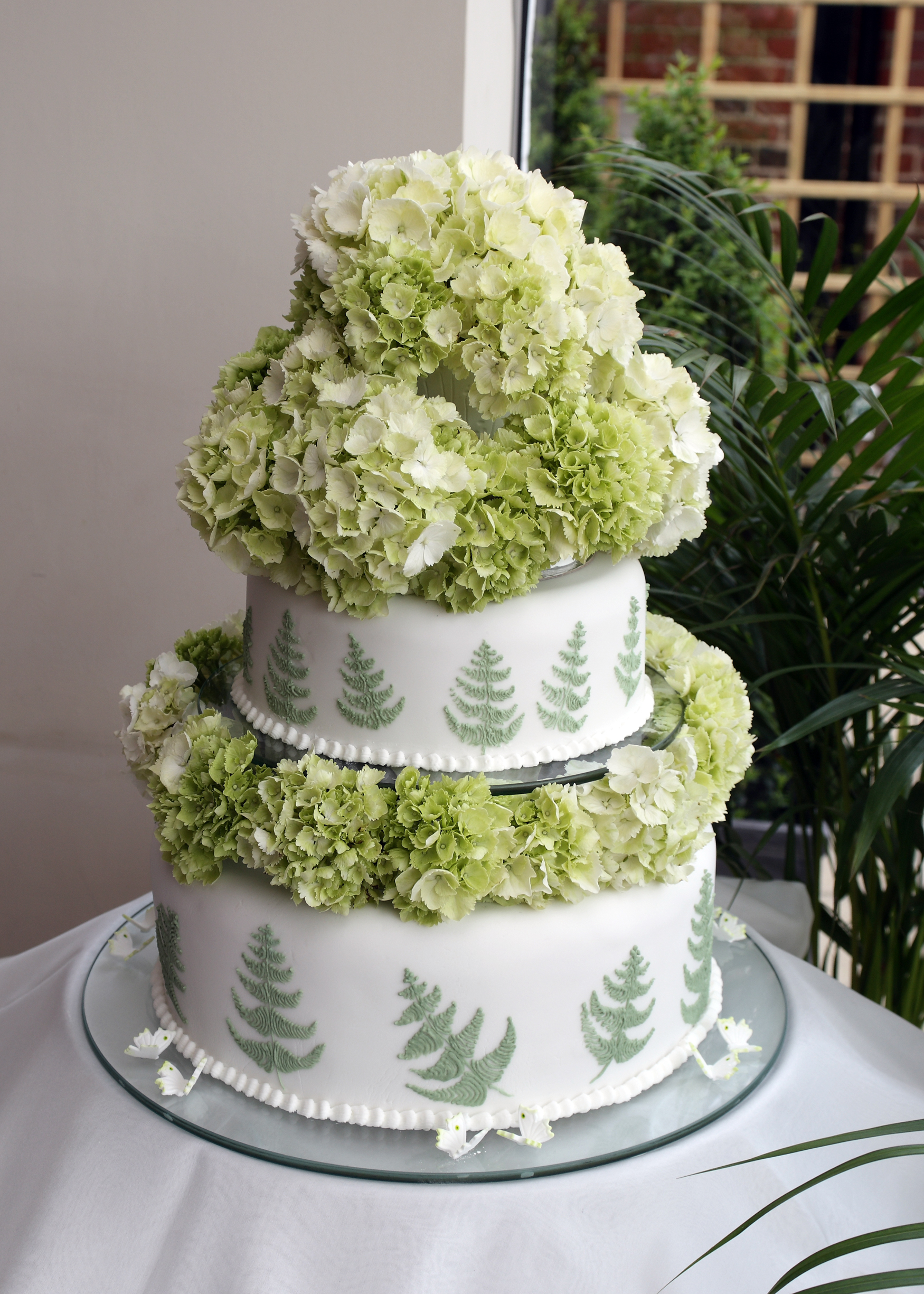 Green_fern_wedding_cake