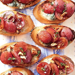 blue-cheese-crostini-balsamic-roasted-grapes-m